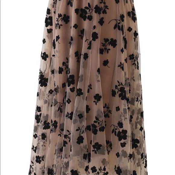 3D POSY DOUBLE-LAYERED MESH MIDI SKIRT IN CARAMEL - Picture 4 of 6